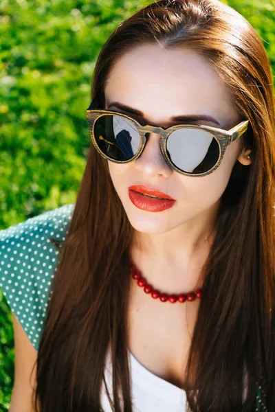 Güneş gözlüğü, ahşap gözlük, beyazlatma kadın yüzüne kapatmak