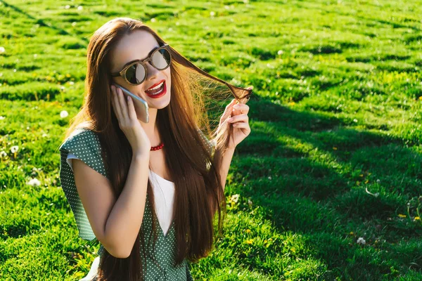 Sorpresa donna faccia parlando con cellulare, verde prato luminoso — Foto Stock