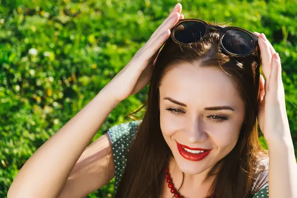 Kadın gözlük, güneş gözlüğü ile sürpriz komik yüz