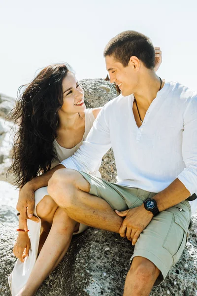 Romantik aşıklar sarılmak ve denize yakın gözünde göz