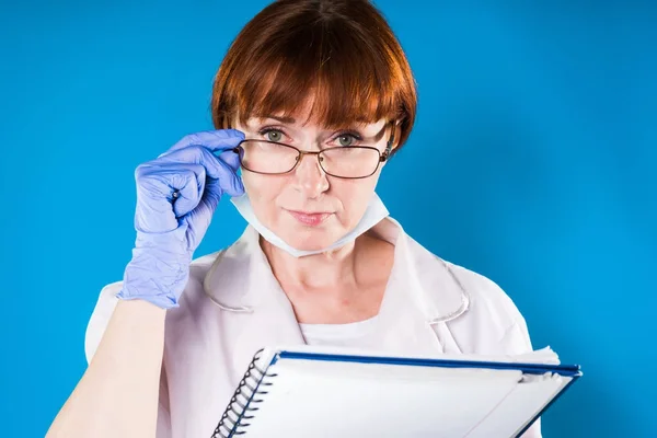 Donna medico in occhiali li corregge con attenzione in attesa — Foto Stock