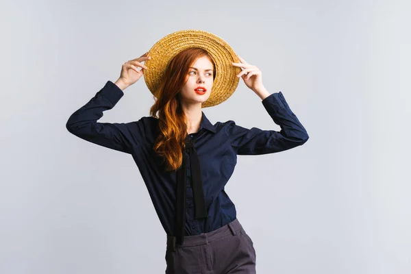 Ragazza in camicia nera con cappello sulla testa posa contro sfondo bianco — Foto Stock