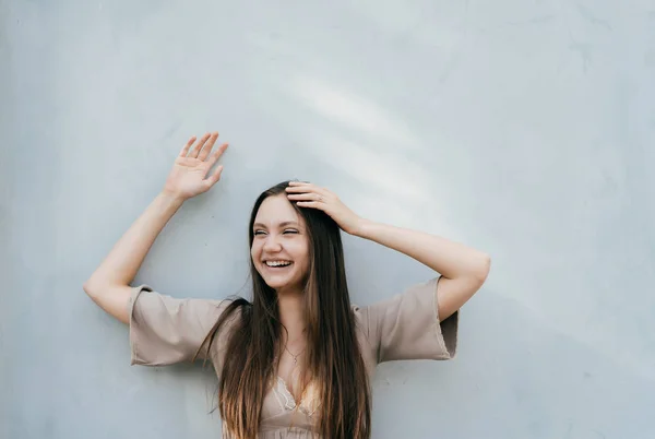 徒歩で幸せな女の子の距離に見えるし、上向きに手を上げた — ストック写真