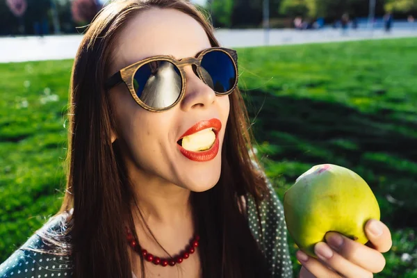Моды женщина ест яблоко, стоматолог концепции, стоматологическая улыбка, вкусная еда — стоковое фото