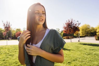 Mutlu gülümseyen genç kadın, neşeli yüzü, zevk almak hayat, sonbahar parkta