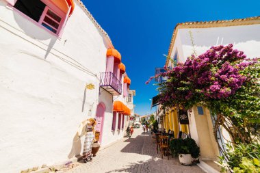 uzun elbiseli şık kız tarafından bir antik kent duvarda duruyor