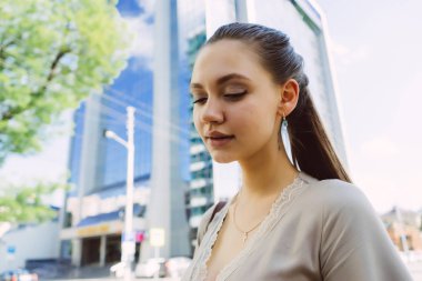  şehir merkezinde kapalı gözlü kız duruyor