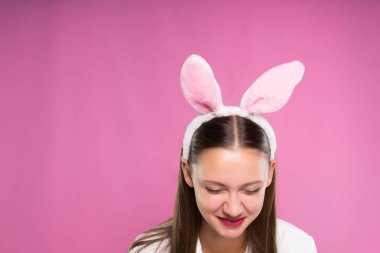 Tavşan'ın kulakları şeklinde güzel bir RIM bir kızla güler