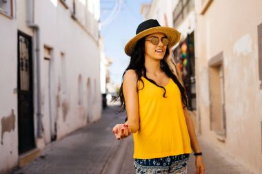 Mutlu gülümseyen turist güneş şapka ve gözlük