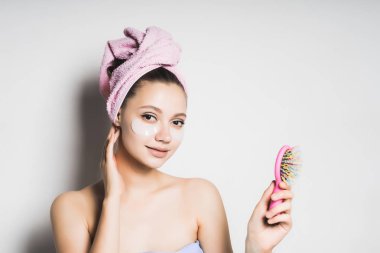 yüz maskesi elinde bir çekle kız baş gülümsediğini üzerine bir havlu ile koymak