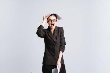 kızgın bir kız bardaklarda onun elleri adet taşıyabilir