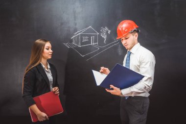 bir adam ve bir kız bir inşaat projesi tartışmak