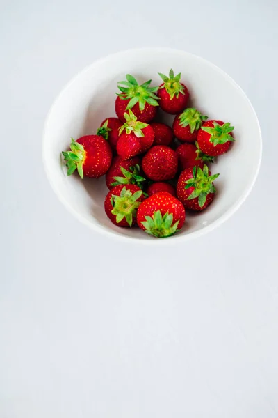 Fresh raw healthy diet strawberries fruit in plate,isolated on white,view above,flatlay close-up,copyspace for text,frame — Stock Photo, Image