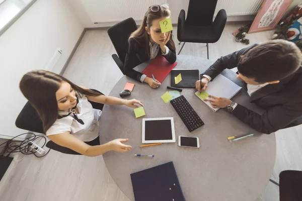 2 hatun ve bir adam ofiste oturan ve bir oyun oynuyor