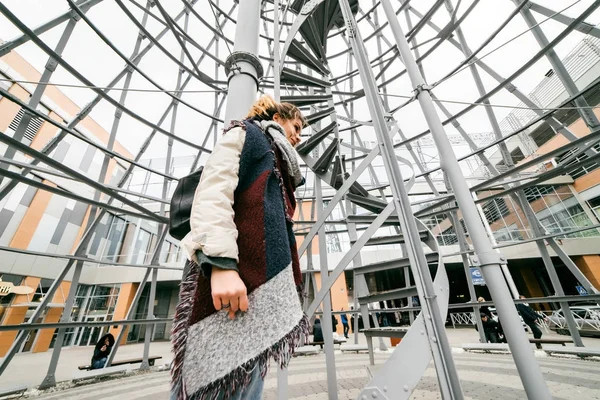 Una ragazza in abiti insoliti è in piedi all'interno di un bellissimo edificio — Foto Stock