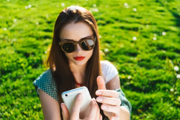 Donna selfie felice da vicino su un'erba — Foto Stock