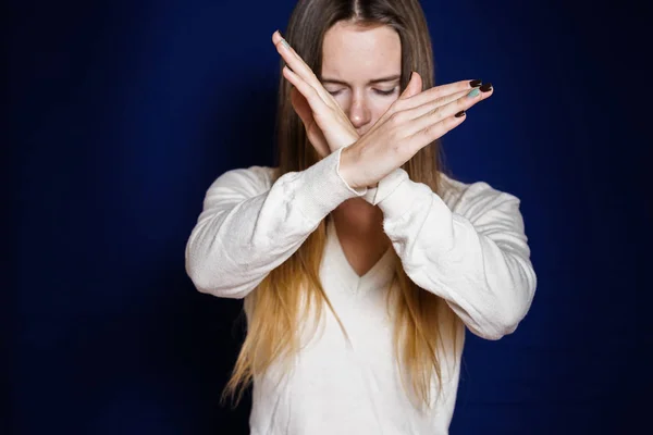 Menina em uma jaqueta branca mostra mãos a palavra "não " — Fotografia de Stock