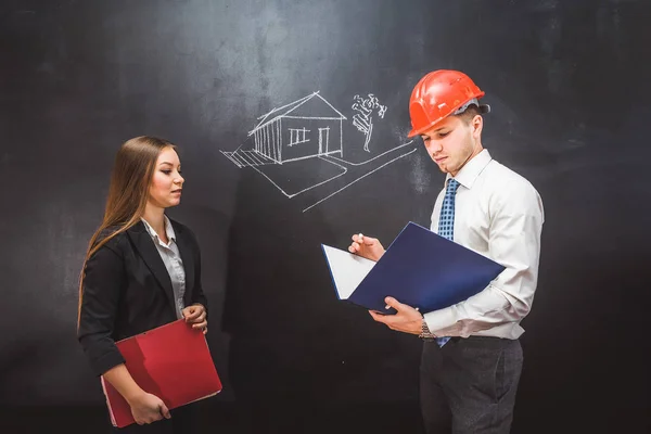 Um homem e uma menina discutir um projeto de construção — Fotografia de Stock