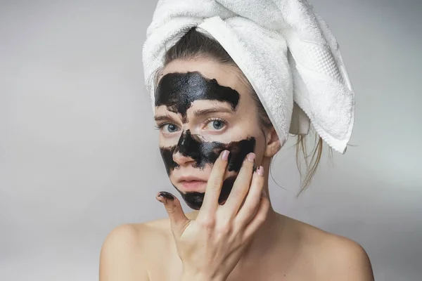 Beauty teen,woman apply black skin care cleanser mask to face against acne — Stock Photo, Image