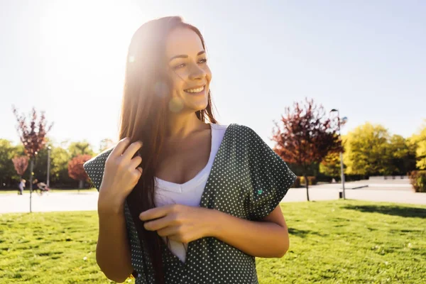 Feliz mujer sonriente relajándose en verano puesta de sol cielo al aire libre — Foto de Stock