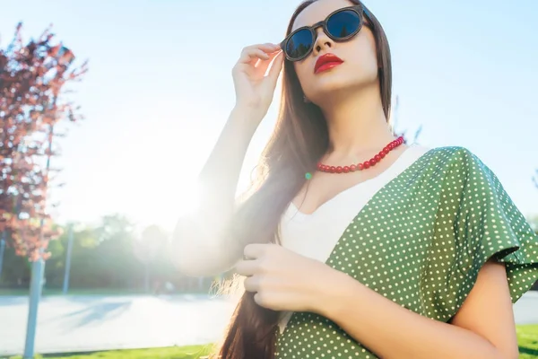 Brilho de moda positiva menina sorridente desfrutar da vida, rindo — Fotografia de Stock