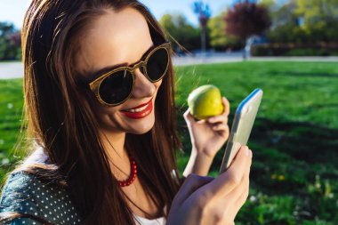 Kadın bir şeyler arıyorum cep telefonu, sağlıklı dişler gülümseme, diş