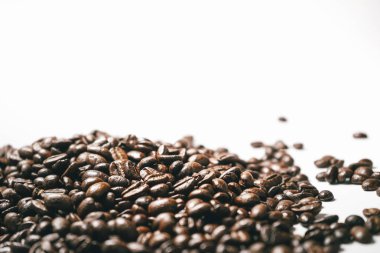 bir avuç dolusu kızarmış kahve çekirdekleri masaya dağınık