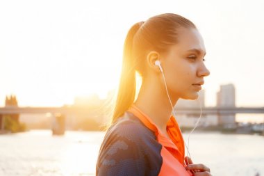 gün batımı arka plan kaçak kız spor Tekdüzen gerçekleştirir