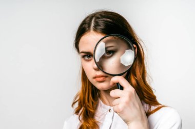 büyük bir büyüteç dört gözle kırmızı saçlı kız