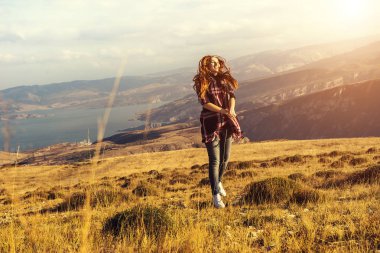 arka planda dağlar ve göller sonbahar yaprakları ile kız