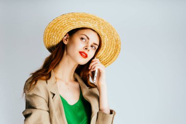 ikindilerde onu telefonda konuşurken şapkalı kız