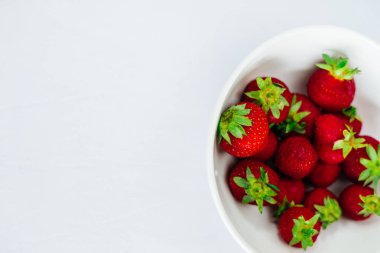Taze çiğ sağlıklı beslenme çilek meyve plaka, izole beyaz, görünümü yukarıda, flatlay yakın-up, boşaltmak için metin, çerçeve