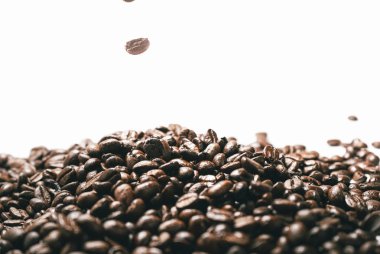 Kızarmış kahve çekirdekleri masada küçük bir avuç