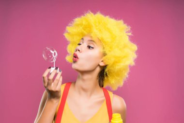 bir palyaço kıyafetli kız sabun köpüğü bir pembe darbeler.