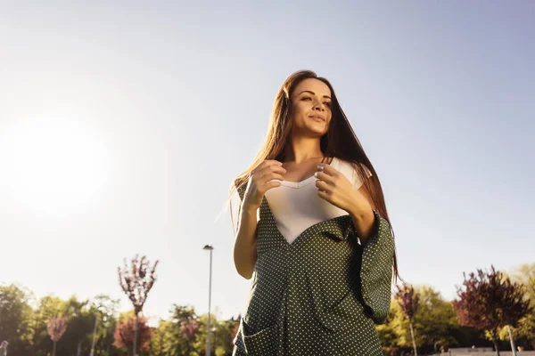 Mujer feliz y libre disfrutando de la naturaleza. Beauty Girl Outdoor. Concepto de libertad. Chica bella sobre el cielo y el sol. Rayos de sol. Disfrutar . — Foto de Stock