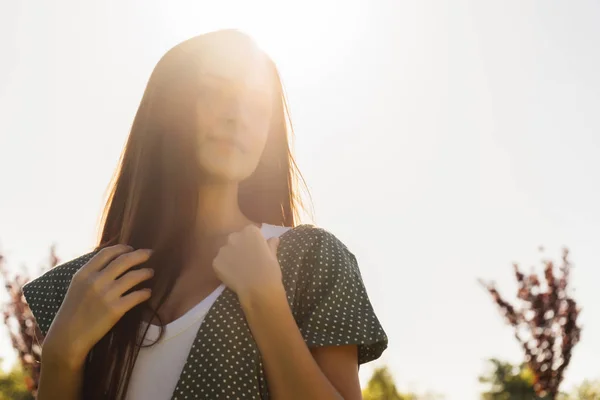 Retrato de mujer joven con estilo al atardecer, sonriente — Foto de Stock