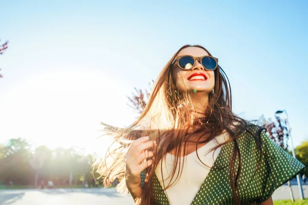 Gelukkig lachend glans jong meisje, vreugde, genieten van het leven, vrijheid zomer glans concept — Stockfoto