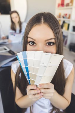 neşeli bir ifade ile onun önünde görünüyor