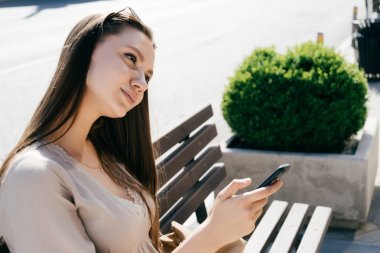 telefon uzakta düşünceli arıyorum gülümseyerek elinde kızla