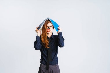 irritatedly tutan bir klasör boyundan büyük gözlüklü Sekreter kız