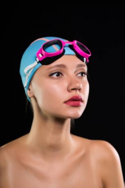 bir kız bir yüzme kap ve gözlük düşünceli ileri görünüyor