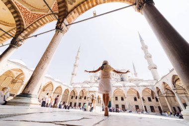 Bir eşarp genç bir Müslüman kadın Istanbul camiye gider. Yaz tatili, seyahat. İspanyol kız, İran, Suriye kadın