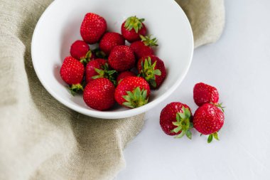 Taze çiğ sağlıklı beslenme çilek meyve plaka, izole beyaz, görünümü yukarıda, flatlay yakın-up, boşaltmak için metin, çerçeve. Köyün rustik tuval, kırsal gıda