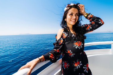 Kadın zevk özel tur yat, tekne, temiz mavi deniz kızı gülümseyen