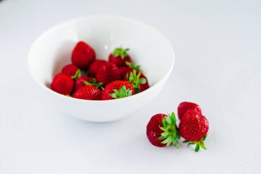 Taze çiğ sağlıklı beslenme çilek meyve plaka, izole beyaz, görünümü yukarıda, flatlay yakın-up, boşaltmak için metin, çerçeve