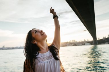 Gemi tatil kadının seyahat etmek tatil denizde seyir. Ücretsiz kaygısız mutlu kız Kollarını açarak özgürlük poz Ocean adlı arıyorsunuz.