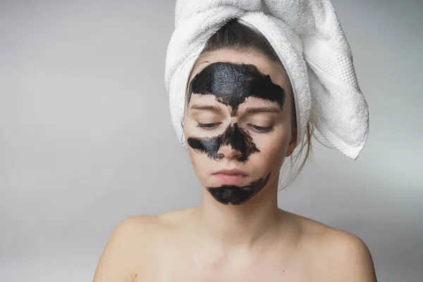Beauty teen, woman apply black skin care cleanser mask to face against acne — Stock Photo, Image