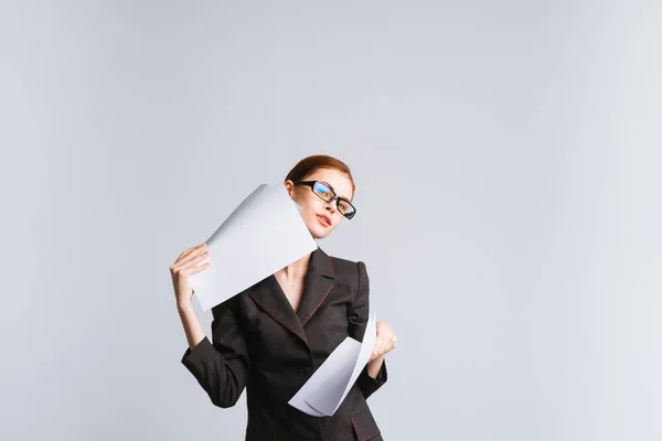 Sekretärin mit Ordnern und Akten in der Hand — Stockfoto