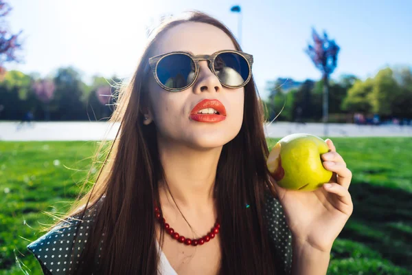 Móda žena v brýlích, přísná dieta ovoce — Stock fotografie