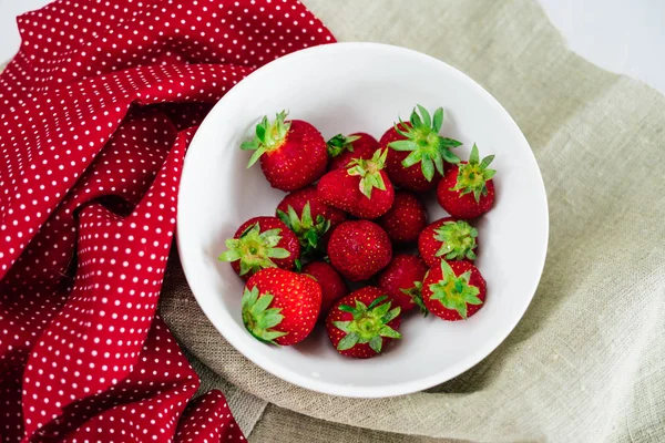 Frische rohe gesunde Ernährung Erdbeeren Früchte im Teller, isoliert auf weiß, Ansicht oben, flache Nahaufnahme, Kopierplatz für Text, frame.village rustikale Leinwand, ländliche Lebensmittel — Stockfoto